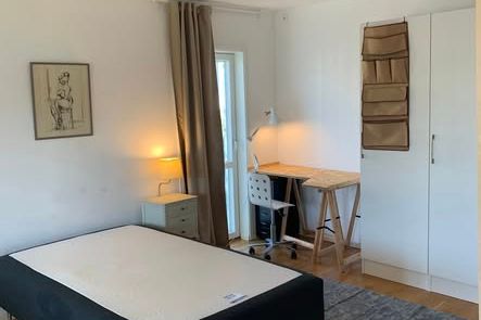 Rymligt rum med balkong i Askim