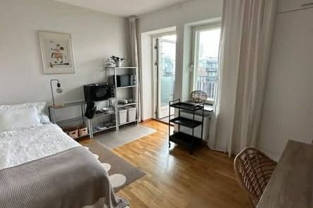 Möblerat rum med balkong i Årstadal