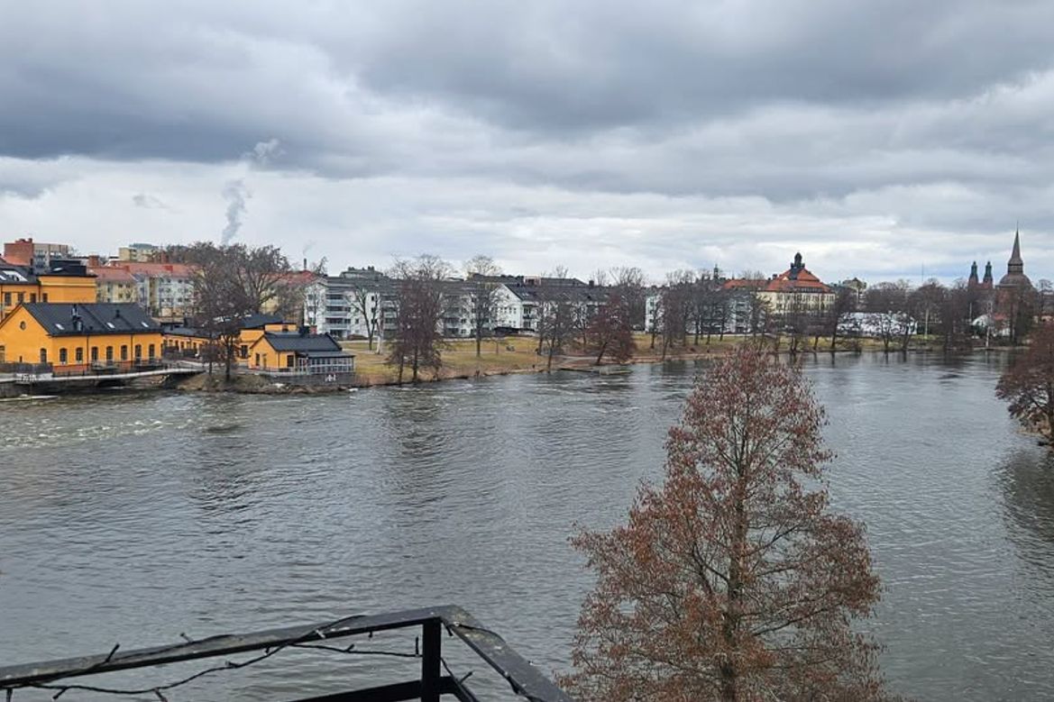 Rymlig 2:a med balkong mot ån