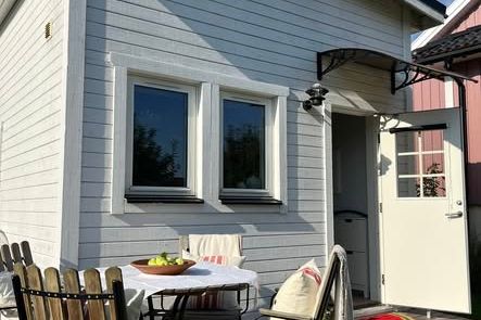 Mysigt attefallshus i Trångsund