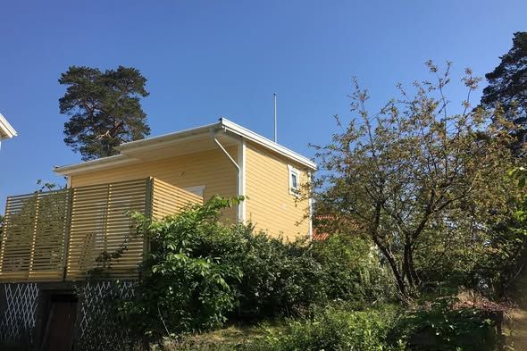 Charmigt attefallshus i Bromma med uteplats