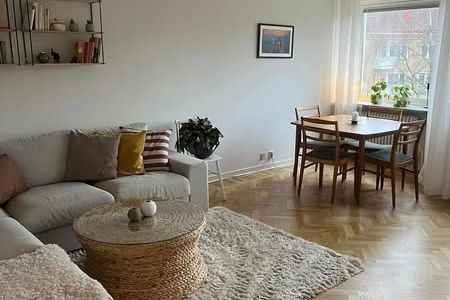 Ljus och möblerad 2:a i härliga Guldheden