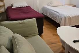 Stort rum med terrass i Vällingby