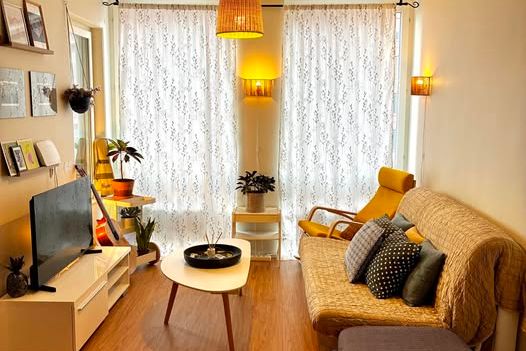 Modern 2:a i Bandhagen nära T-bana