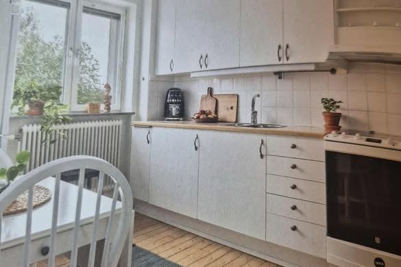 Ljus 2:a med balkong på Väster