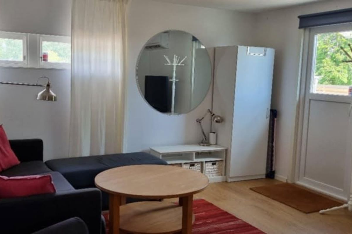 Möblerad 2a i markplan nära strand