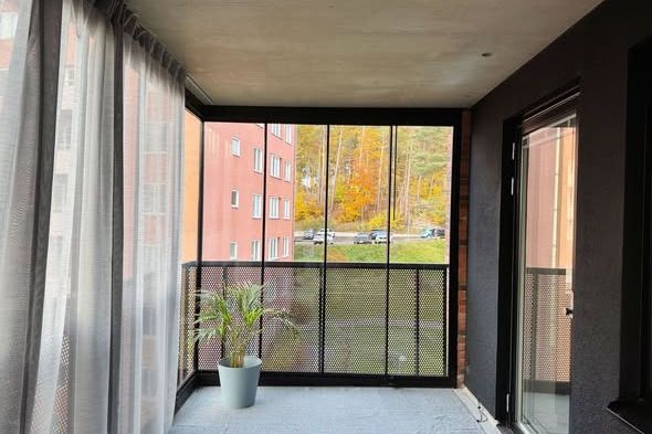 Ljus 2:a med inglasad balkong nära centrum