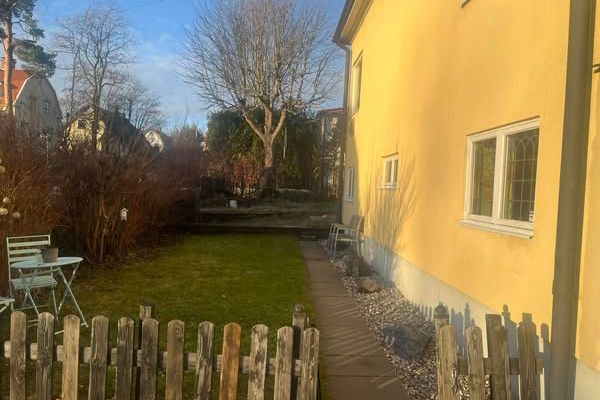 2:a med trädgård i Älvsjö – Inflytt nu!