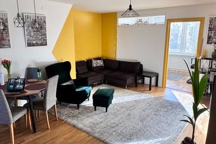 Möblerad 3:a i Skogås nära pendeln