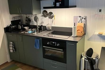 Fräsch etta med uteplats nära hav & buss