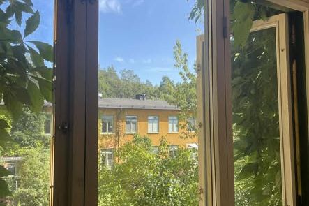 Möblerat rum i eko-kollektiv vid sjö