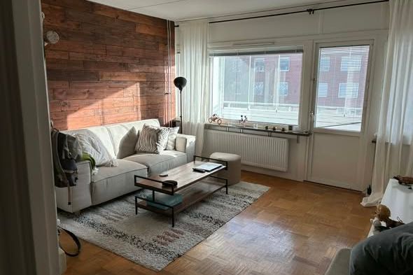 1,5:a med inglasad balkong i Huvudsta