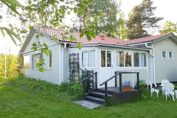 Mysig sjötomt i Åsbro – egen brygga
