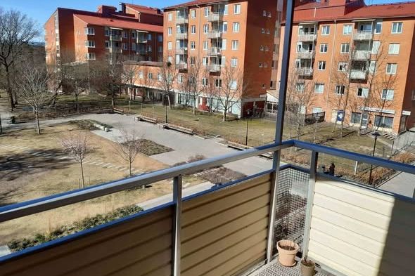 Ljus 2:a med dubbla balkonger i Älvsjö