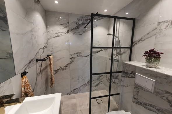 Nyrenoverad 1:a med sjöutsikt Solsidan