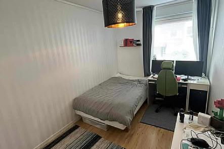 Inrett rum i Ålidhem med balkong