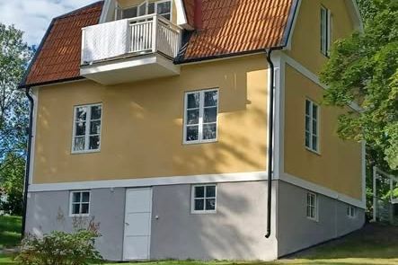 Ljust rum med balkong i Danderyd