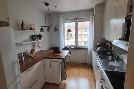 Möblerad 2:a med söderbalkong i Haga