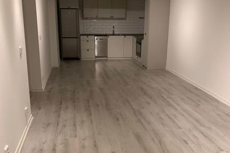 Ljus 2:a i radhus nära spårvagn & natur