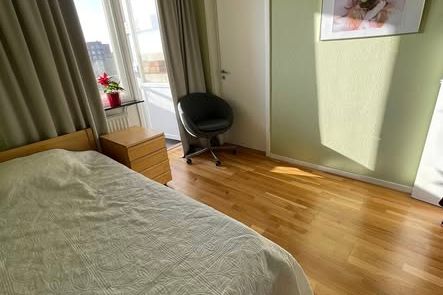 Möblerat rum med balkong i Klostergården