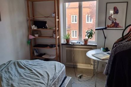 Ljust rum i lugn och trivsam lägenhet