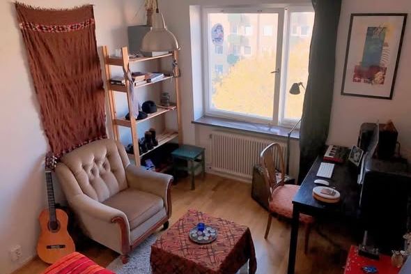 Ljust rum nära Möllan med balkong