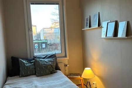 Möblerat rum med egen toalett i Bredäng