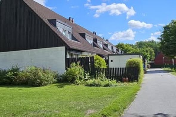 Renoverat radhus nära vatten och T-bana