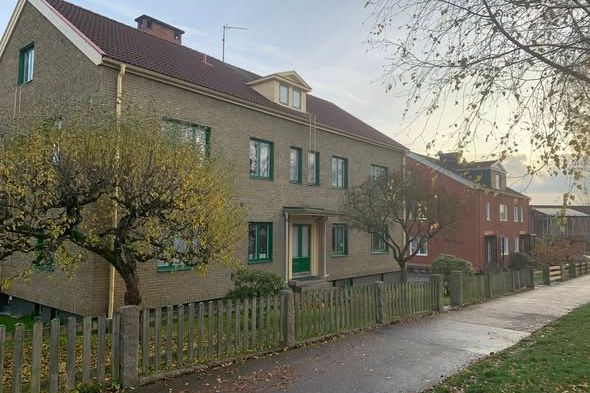 Charmig 2:a med balkong nära centrum