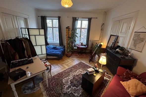 Stort rum m kakelugn i Rörsjöstaden