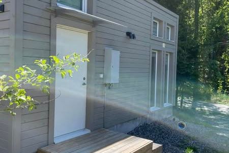 Nybyggt attefallshus i naturnära Tullinge