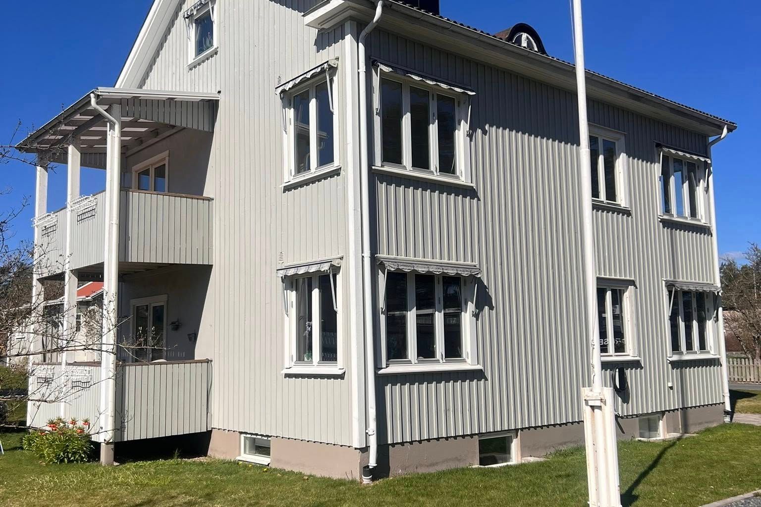 Ljus 4:a med balkong i Råslett