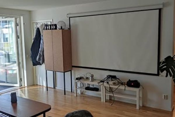Fräsch 2:a med inglasad balkong & projektor