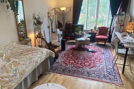 Rymligt ljust rum i Skogås kollektiv