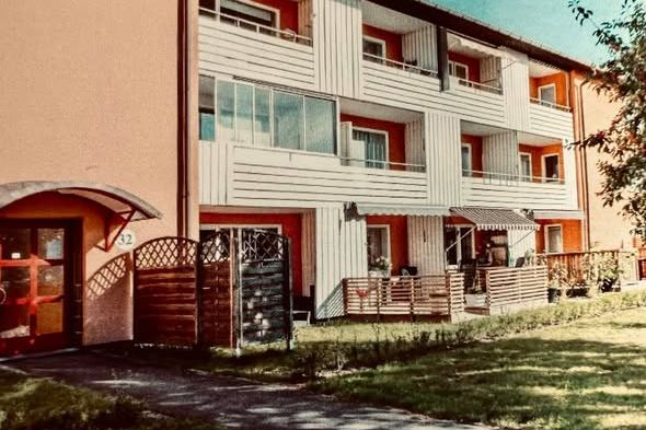 1:a i Vallentuna C nära tåg & service