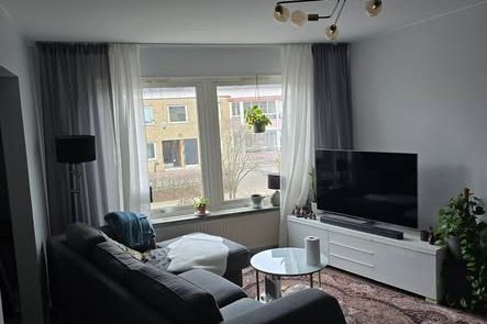 Ljus 2:a med inglasad balkong nära stan