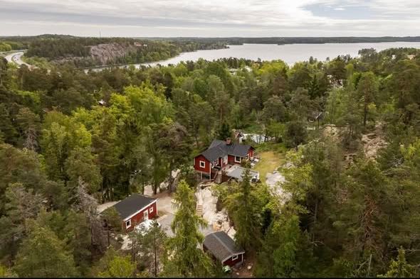Mysigt attefallshus nära strand och stad