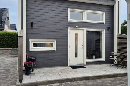 Modernt attefallshus i Solhem med loft