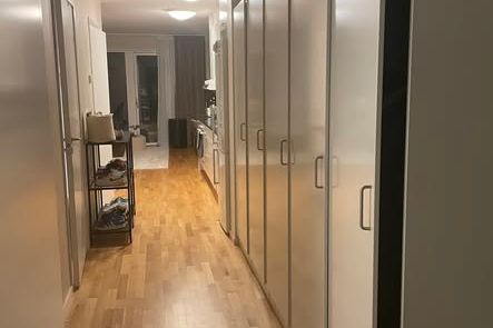 Mysig 2:a med balkong i Ladugårdsängen