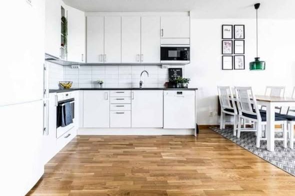 Fin 2:a med balkong nära universitet