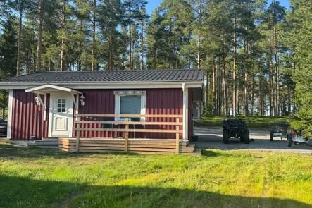 Mysigt gårdshus med havstomt i Boviken