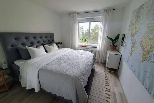 Ljus 2:a med inglasad balkong i Farsta