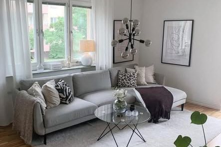 Ljus etta med balkong i Västerås