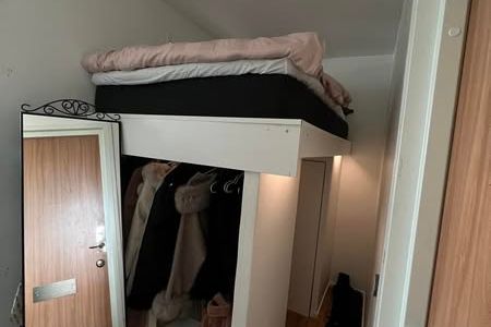 Renoverad 1:a med inglasad balkong i Västerås