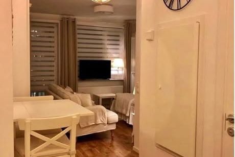 Rymlig 1:a med stor balkong i centrala Södertälje