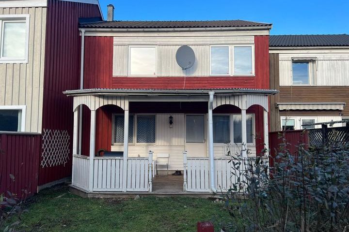 Rymligt radhus nära vatten och pendeltåg