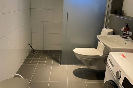 Stor 1:a med balkong nära centrum