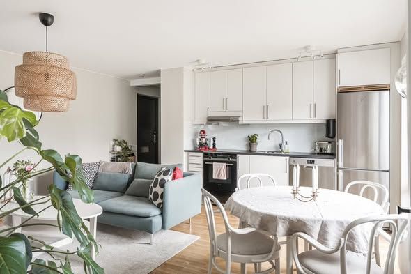 Ljus 2:a med balkong nära universitetet