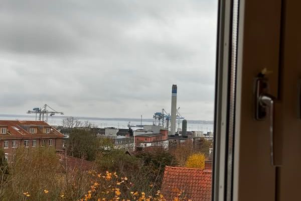 Charmig 2:a med havsutsikt och högt i tak