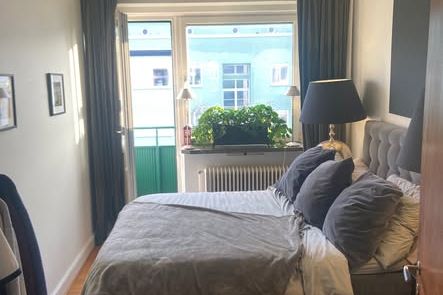 Möblerat rum med balkong i Slottstaden